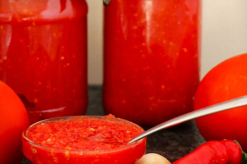Аджика з помідорів і перцю на зиму