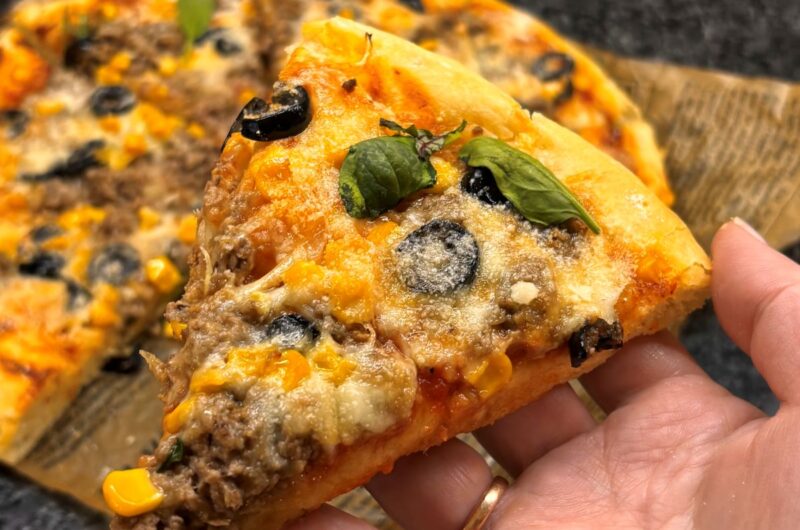 Домашня піца з тунцем і кукурудзою — простий рецепт на дріжджовому тісті.