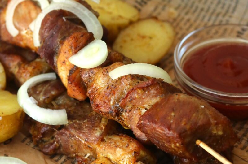 Як приготувати шашлик в духовці — простий і смачний рецепт.