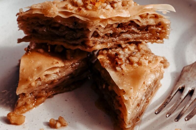 Пахлава медова з тіста філо — класична баклава з волоськими горіхами та медовим сиропом, яку легко приготувати вдома.