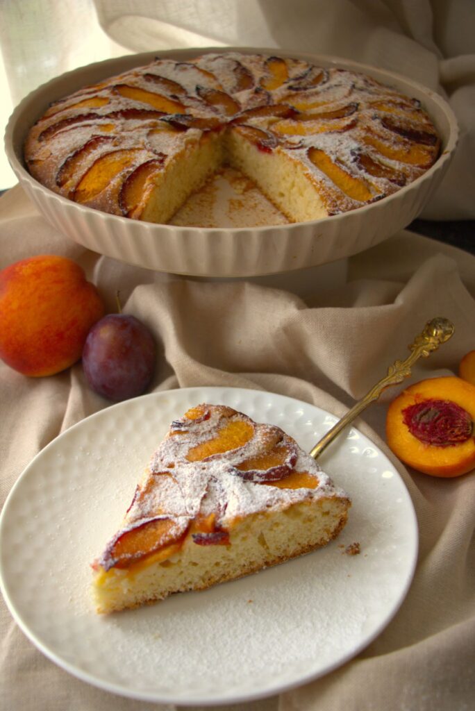 Пиріг з персиками та сливами