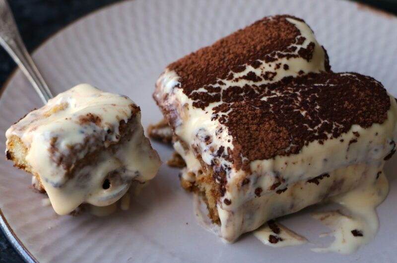 Класичний тірамісу - крем з маскарпоне та жовтками, простий італійський десерт у домашніх умовах