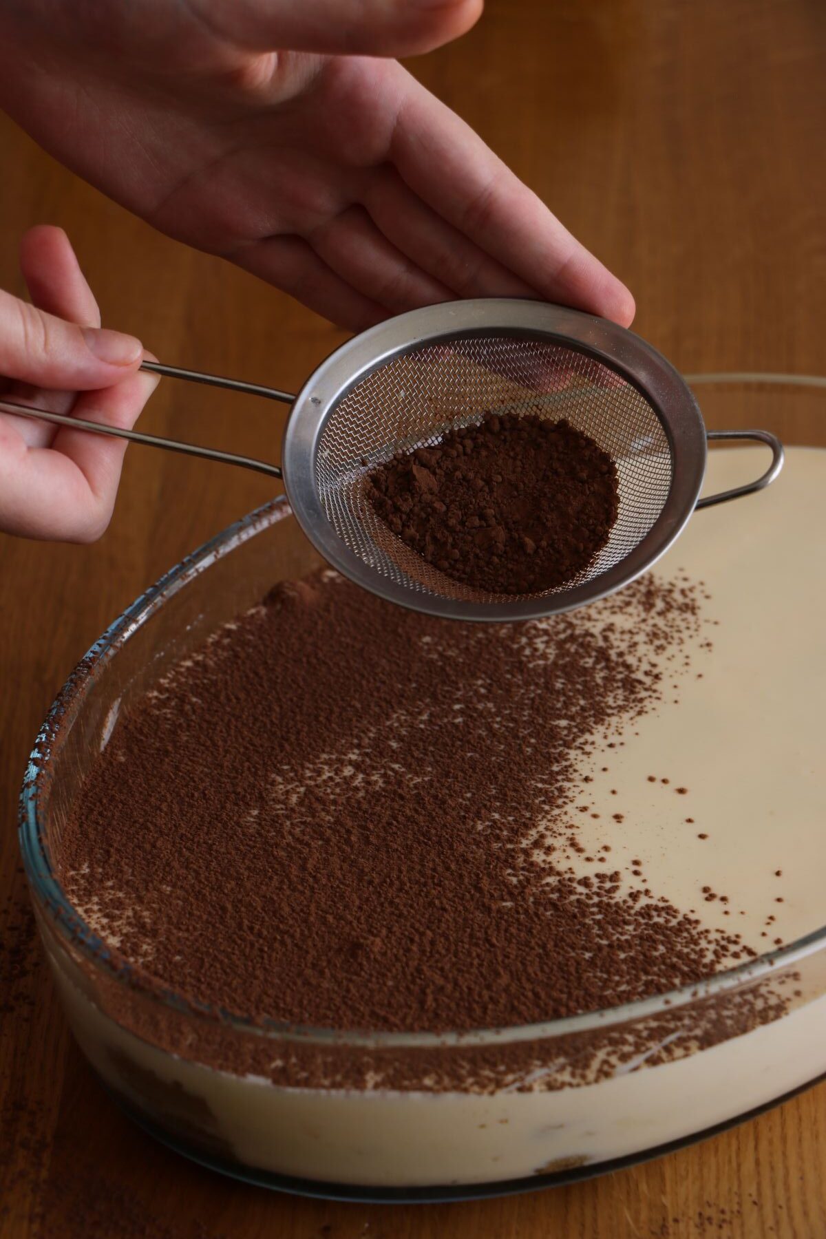 Посипаємо тірамісу какао